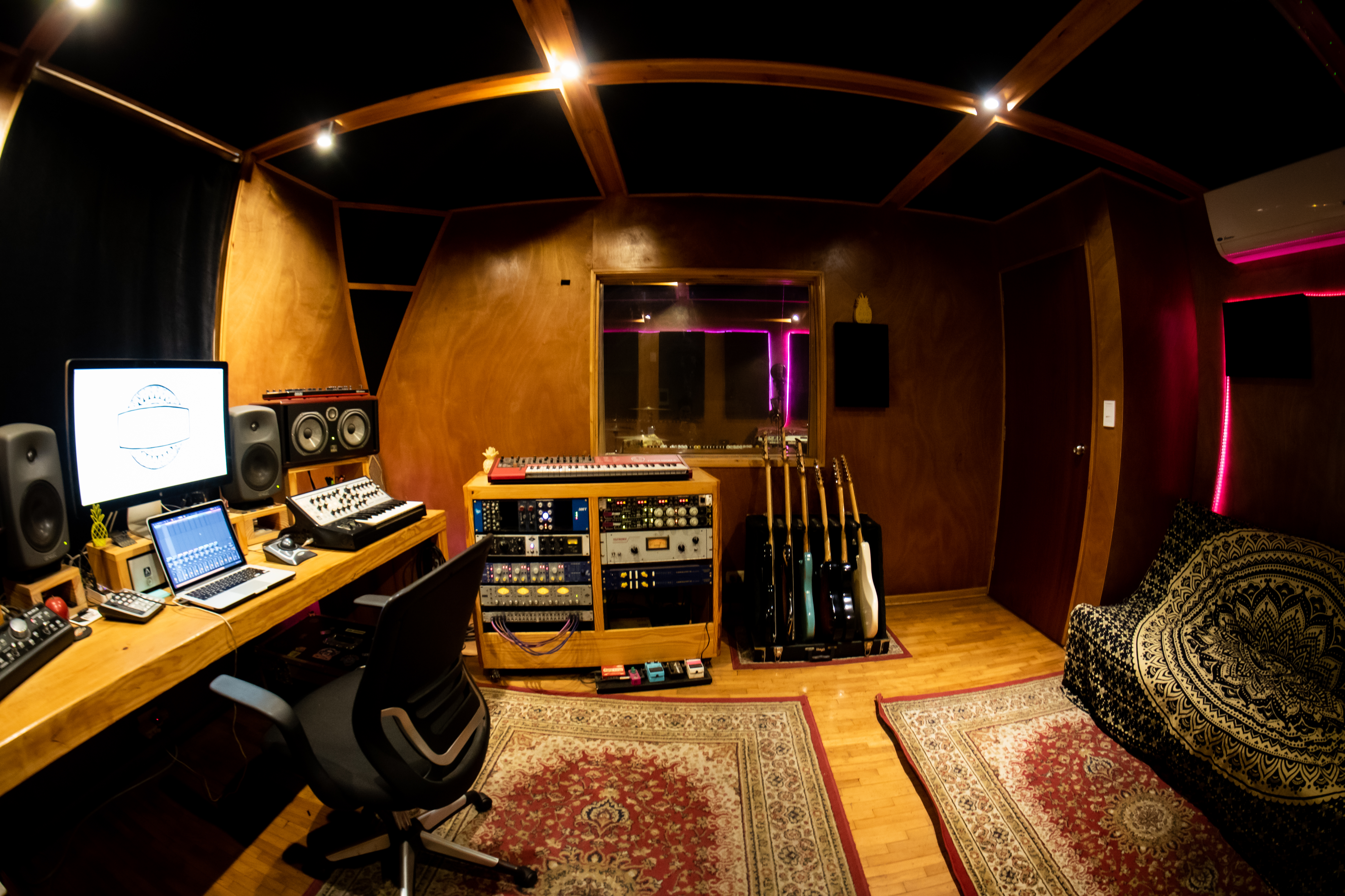 Sala de control del estudio Audio Dealers en Camacho, Lima